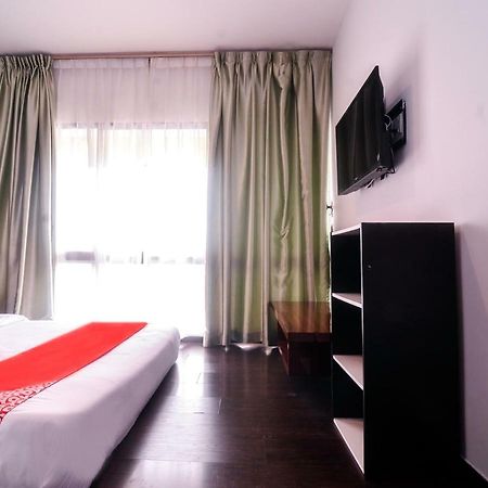 קוצ'ינג Oyo 1119 Memoire Express Hotel מראה חיצוני תמונה