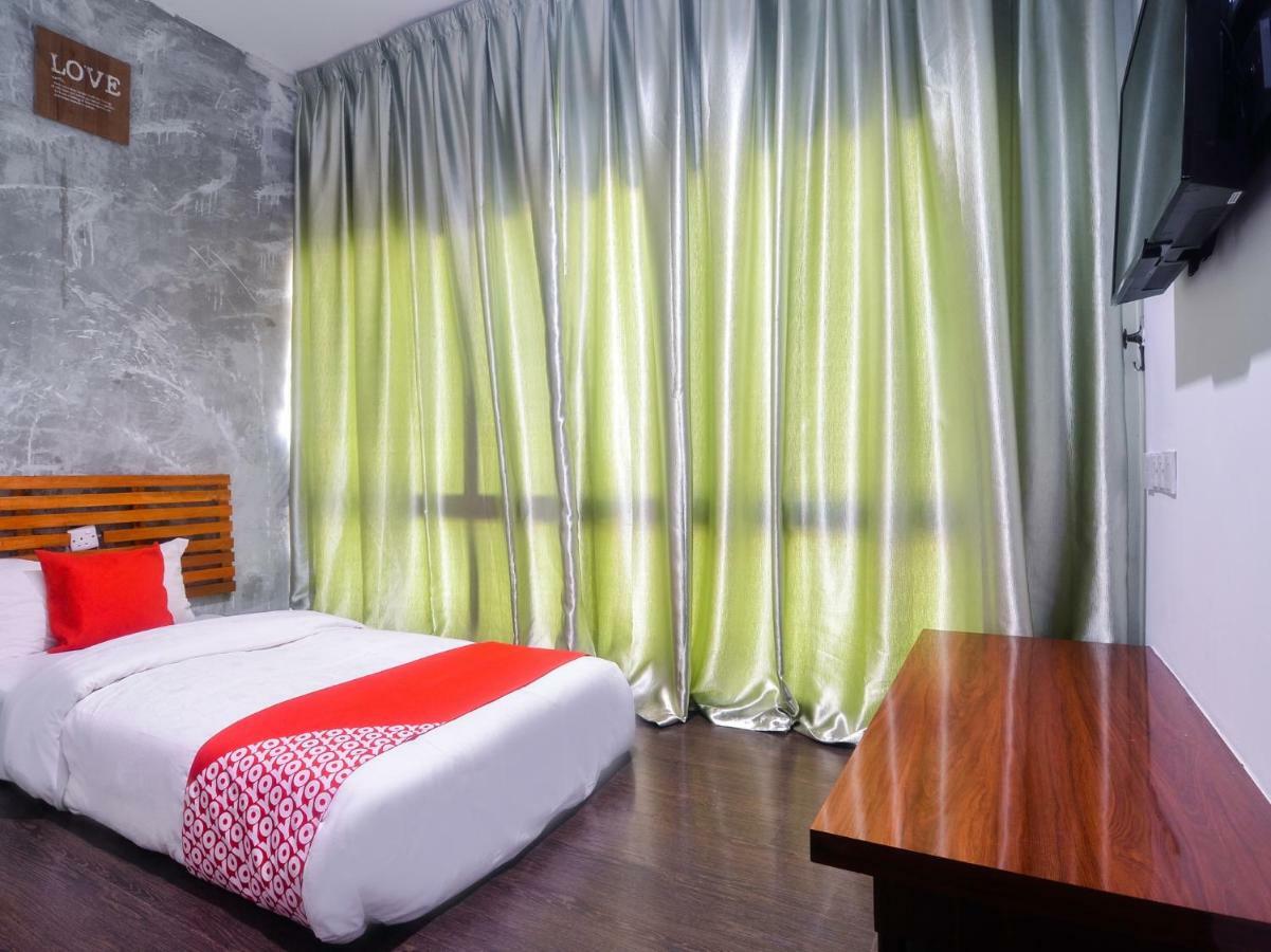 קוצ'ינג Oyo 1119 Memoire Express Hotel מראה חיצוני תמונה