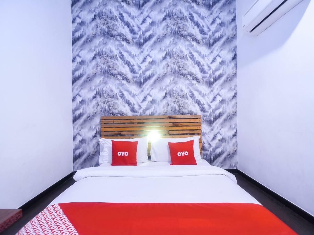 קוצ'ינג Oyo 1119 Memoire Express Hotel מראה חיצוני תמונה